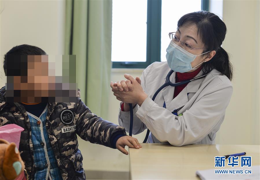 （新华全媒头条·图文互动）（1）战红区！——发生在武汉抗疫隔离病房内的故事