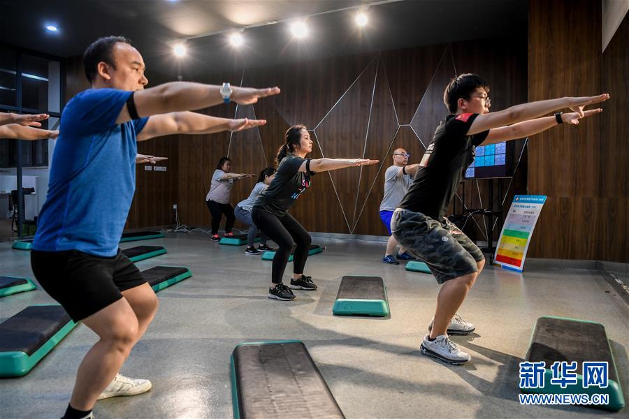 （体育·图文互动）（2）江苏常州：慢病人群上起了“体育课”