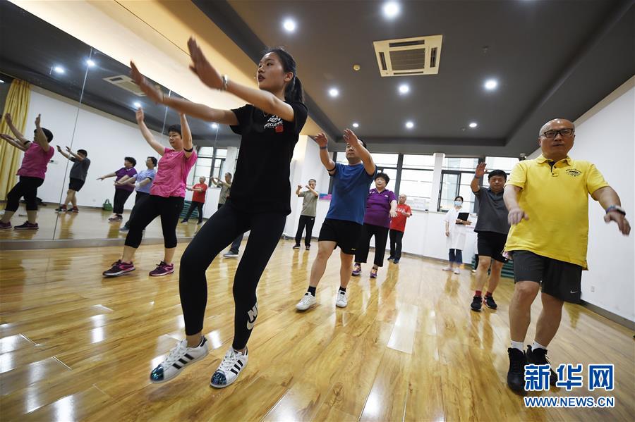 （体育·图文互动）（6）江苏常州：慢病人群上起了“体育课”