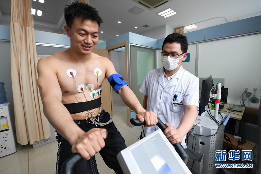 （体育·图文互动）（9）江苏常州：慢病人群上起了“体育课”
