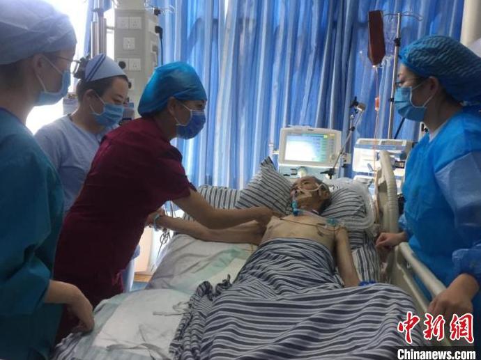 图为援藏医生(左三)带领拉萨市人民医院进行教学查房。(资料图)北京市第五批“组团式”援藏医疗队供图