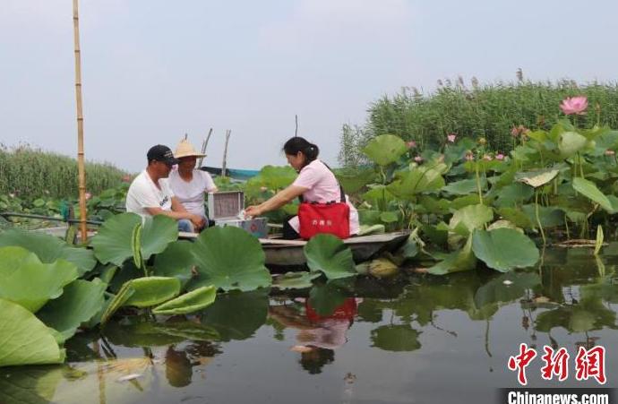 “刻舟问诊”久了，每条渔船的详细信息，吕正红都了然于心。　许昌亮 摄